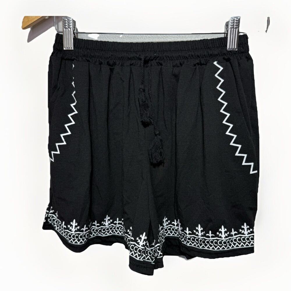 MokingTop Shorts Women’s Size L Black Embroidered Boho Tassel Drawstring Pockets
